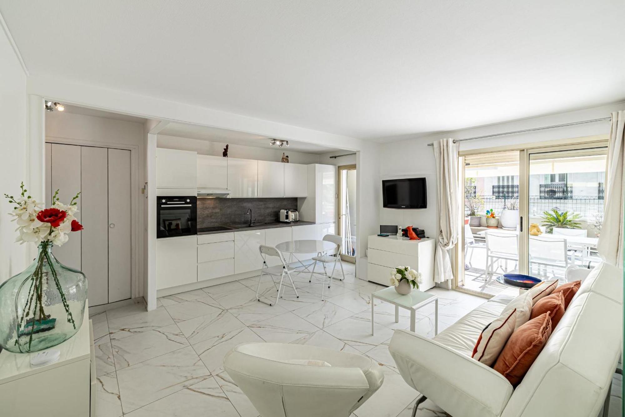 Apartment Ref 1966 - Center *